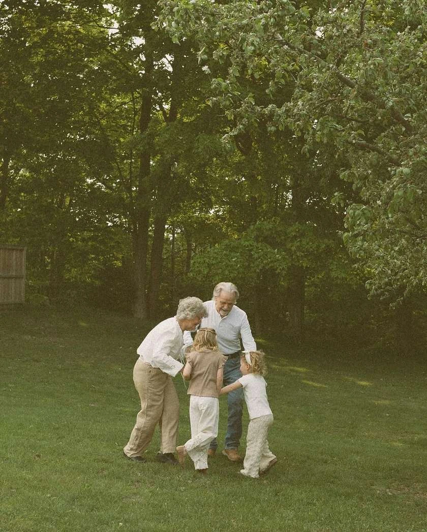 Una familia compartiendo un momento en el jardín